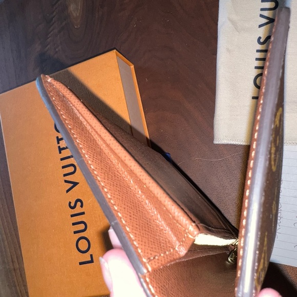 Louis Vuitton Brazza Wallet - Picture 15 of 16